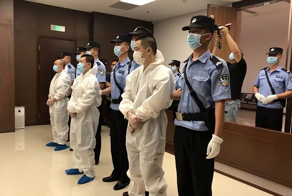 被判无期徒刑，至少需要服刑多少年？