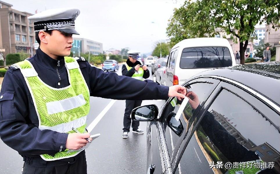 被交警贴了违法停车告知单扣分吗(违法停车告知单扣分吗)