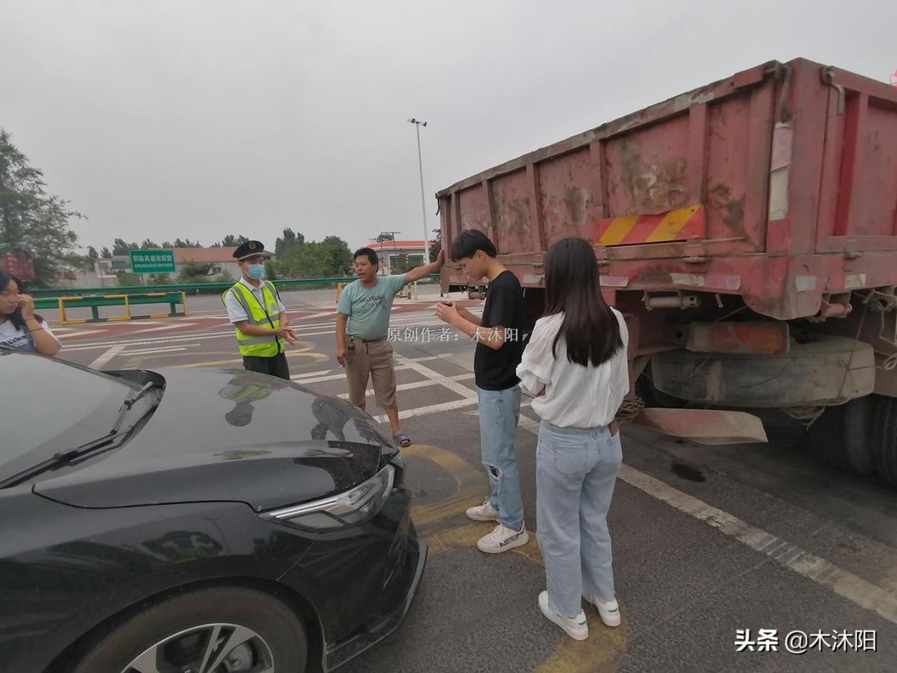 开车出了事故，认定对方全责，对方拖着不解决怎么办？