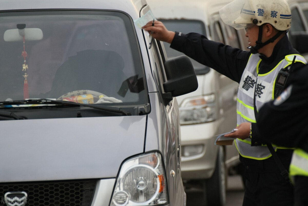 交警查处违停系列文章：《违法停车告知单》还有存在的必要吗？